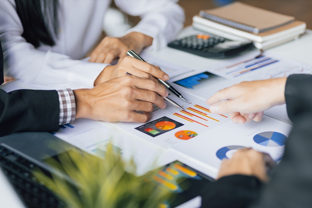 financial-consultant-discuss-analysis-financial-ch-2026-01-09-11-38-32-utc.jpg